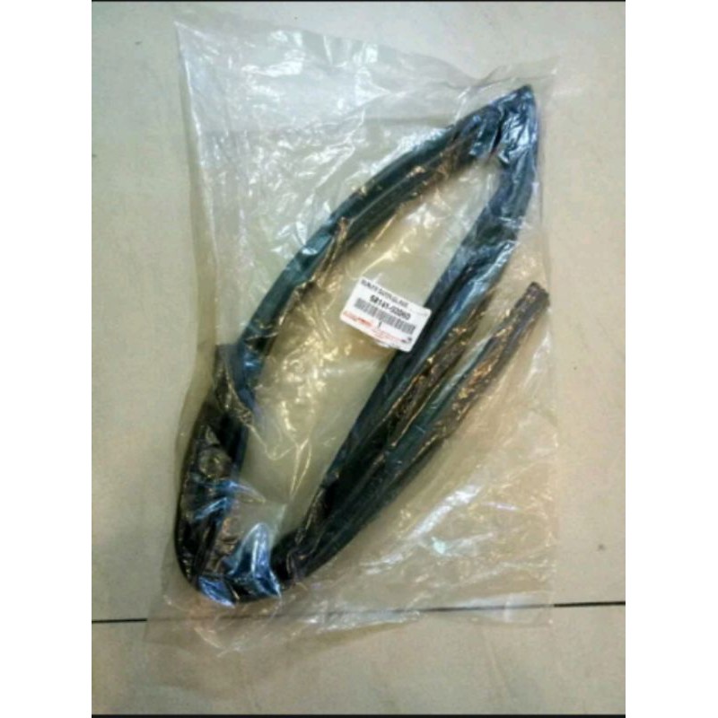 Jual Karet Run Chanel Karet Kaca Pintu Depan Kanan Toyota Altis 2005