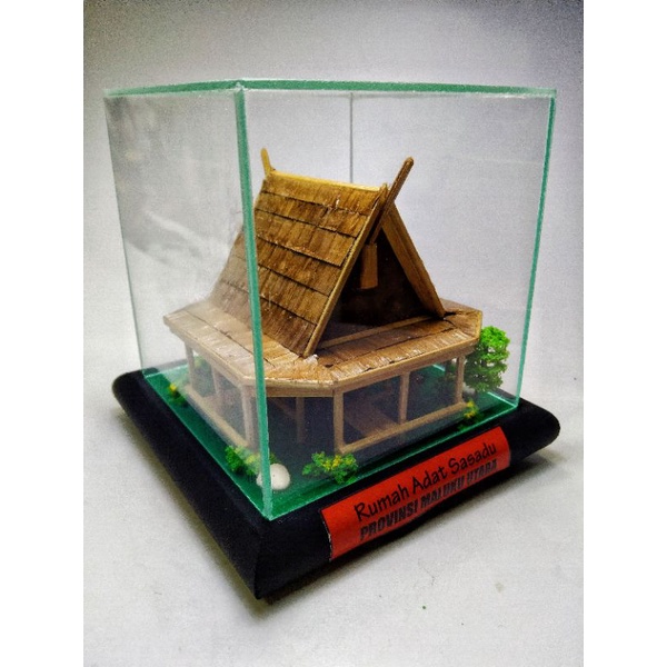 Jual Miniatur Rumah Adat Sasadu Maluku Utara Kotak Akrilik