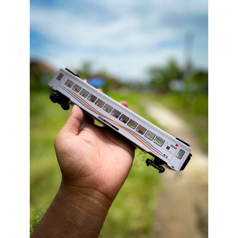 Jual Mainan Miniatur Kereta Api Bahan Full Akrilik Gerbong Eksekutif