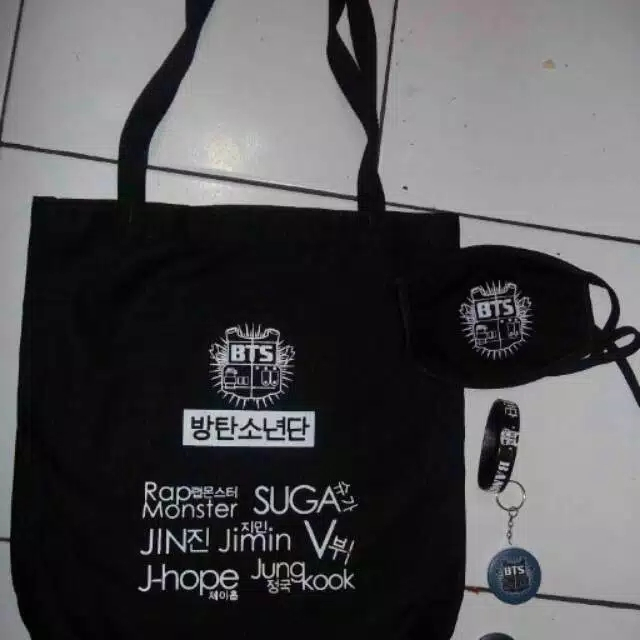 Jual Paket Totebag Kanvas Bts Shopee Indonesia