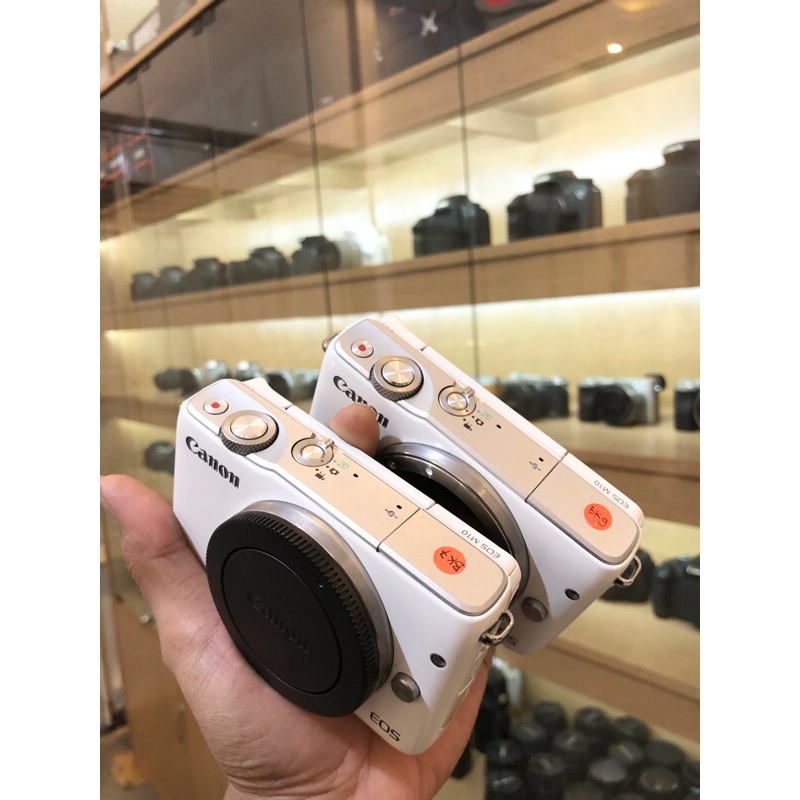 Jual CANON EOS M10 BODY LENSA 15 45MM MULUS SUDAH WIFI LAYAR SENTUH