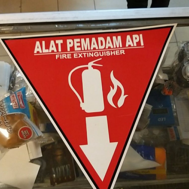 Jual Murah Stiker Sticker Segitiga APAR 30 X 30 Cm Alat Pemadam Safety