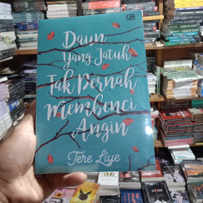 Jual Buku Novel Best Seller Daun Yang Jatuh Tak Pernah Membenci Angin