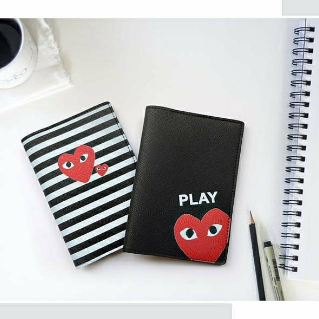 Comme de garcons outlet passport holder