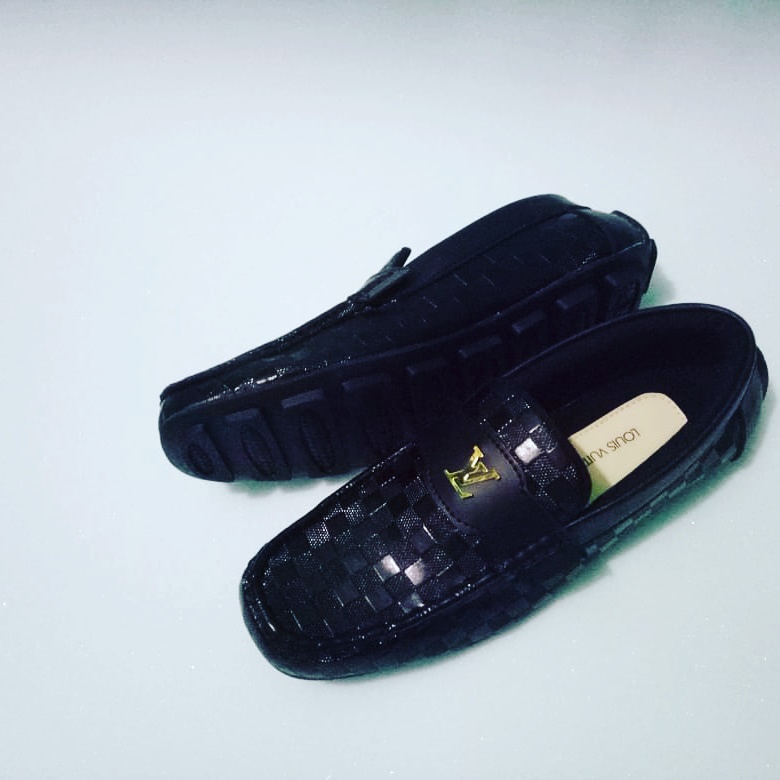 Jual Sepatu Sneaker LV Leather branded impor / Original Shoes / Sepatu kets  / Sepatu kulit impor / Sepatu Pria Sport di Seller MORINAWA - Kebon Kelapa,  Kota Jakarta Pusat