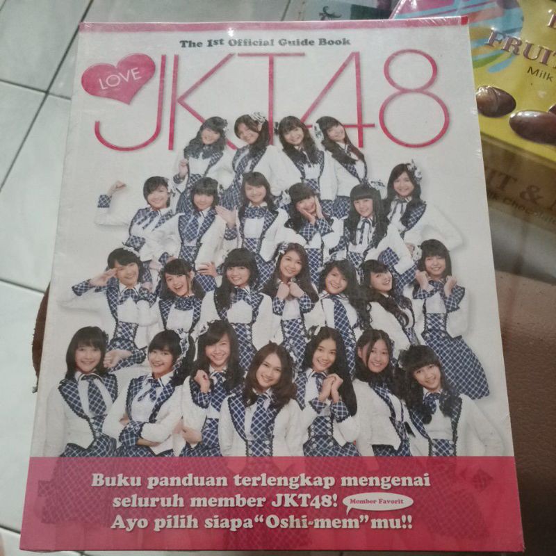 Jual JKT48 The 1st Official Guide Book | Shopee Indonesia