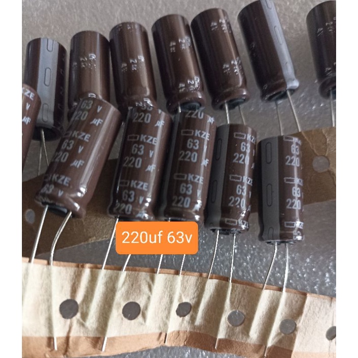 10 Condensatori Elettrolitici 220uF 63V - Nuovi Stock, Radiali, Per Montaggio Su PCB