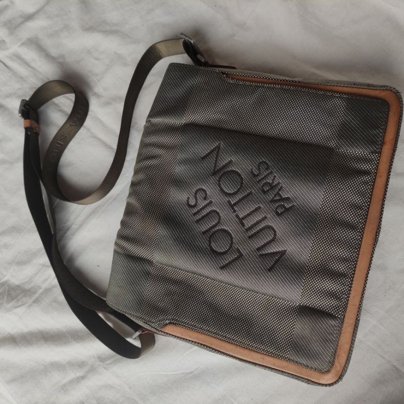Sling bag LV pria original kulit asli ., Barang Mewah, Tas & Dompet di  Carousell