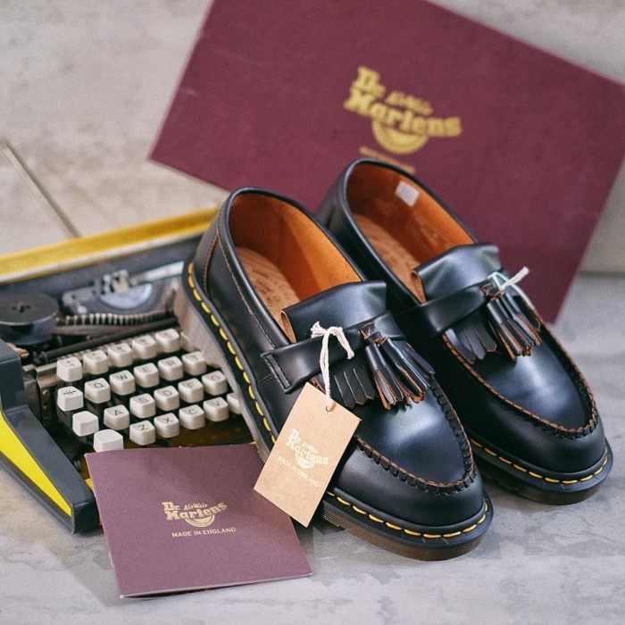 Dr martens adrian loafer tassel vintage black quilon leather england