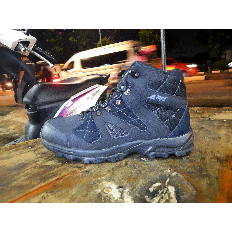 Jual SEPATU GUNUNG TREKKING HIKING AREI BLACK ORIGINAL | Shopee Indonesia
