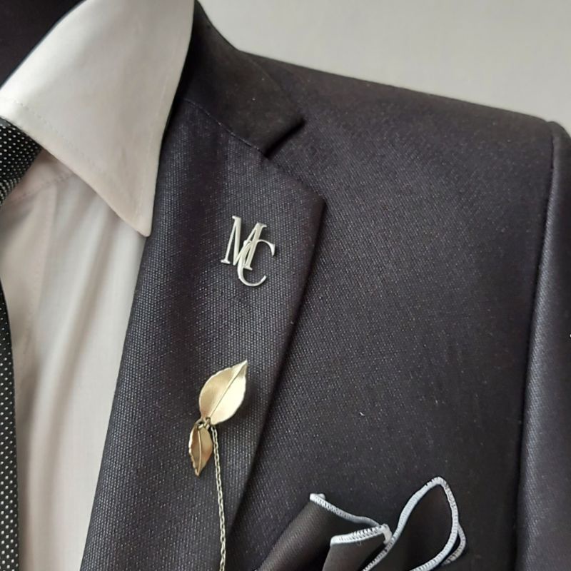 Jual Lapel pin/bros untuk jas - MC (huruf) | Shopee Indonesia