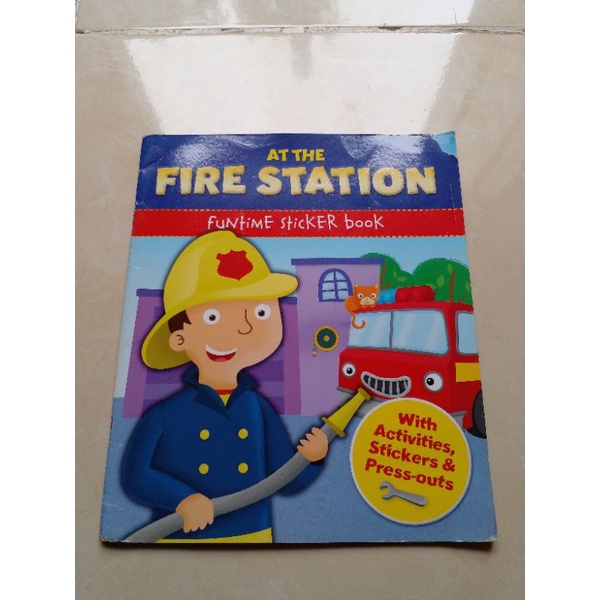 Jual buku anak anak AT THE FIRE STATION FUNTIME STICKER BOOK h | Shopee ...