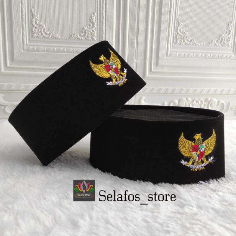 PECI SONGKOK KOPIAH HITAM LAMBANG GARUDA BORDIR TINGGI 9CM - PECI PRIA ANAK DAN DEWASA MODEL TERBARU LOGO GARUDA BORDIR BERKUALITAS BISA BAYAR DI TEMPAT COD!