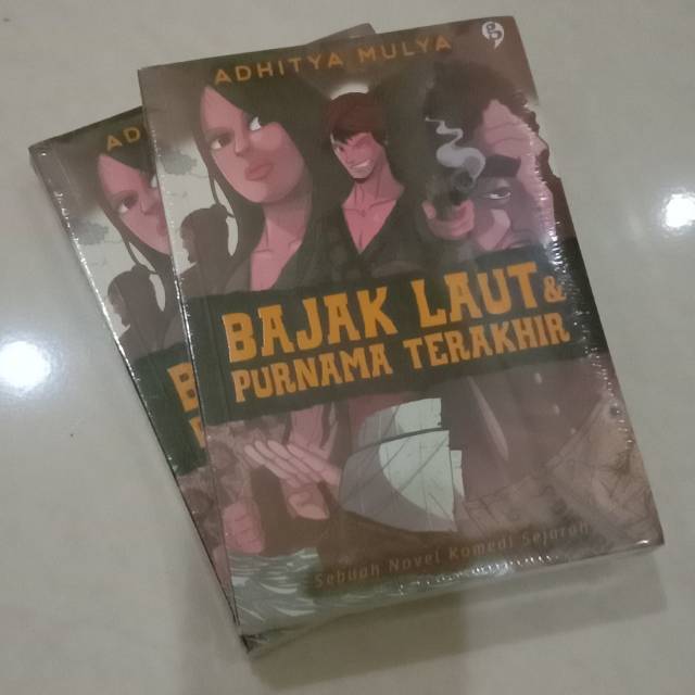 Bajak Laut dan Purnama Terakhir ilustrasi tokoh misterius