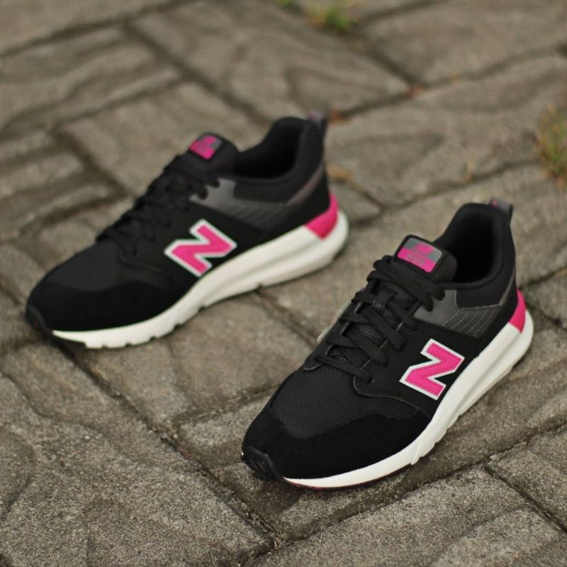 Sepatu new on sale balance pink hitam