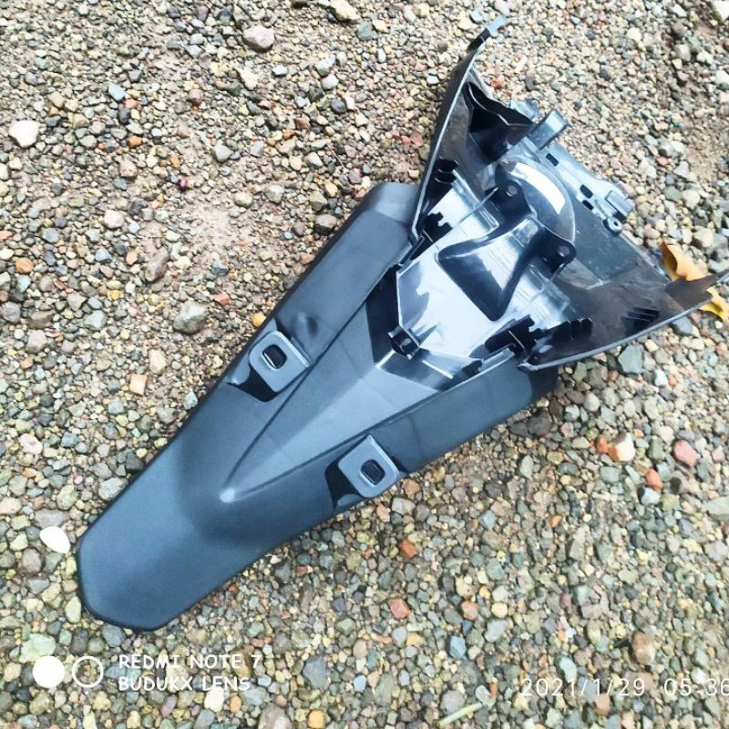 Jual cover spakbor slebor belakang vario 125 CBS 2013-2015 | Shopee