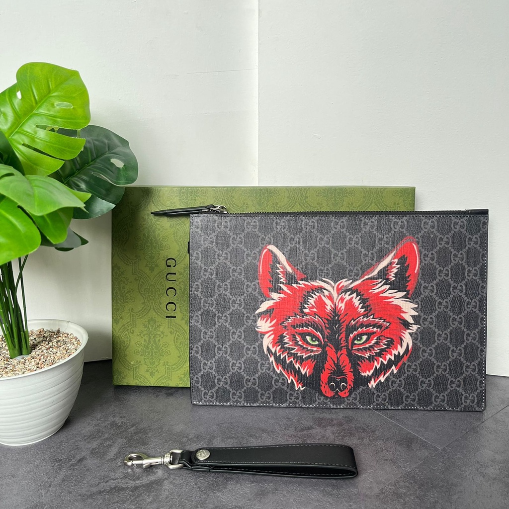 Gucci shop wolf clutch