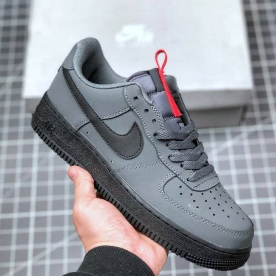 SEPATU NIKE AIR FORCE 1 LOW ANTHRACITE BLACK UNIVERSITY RED