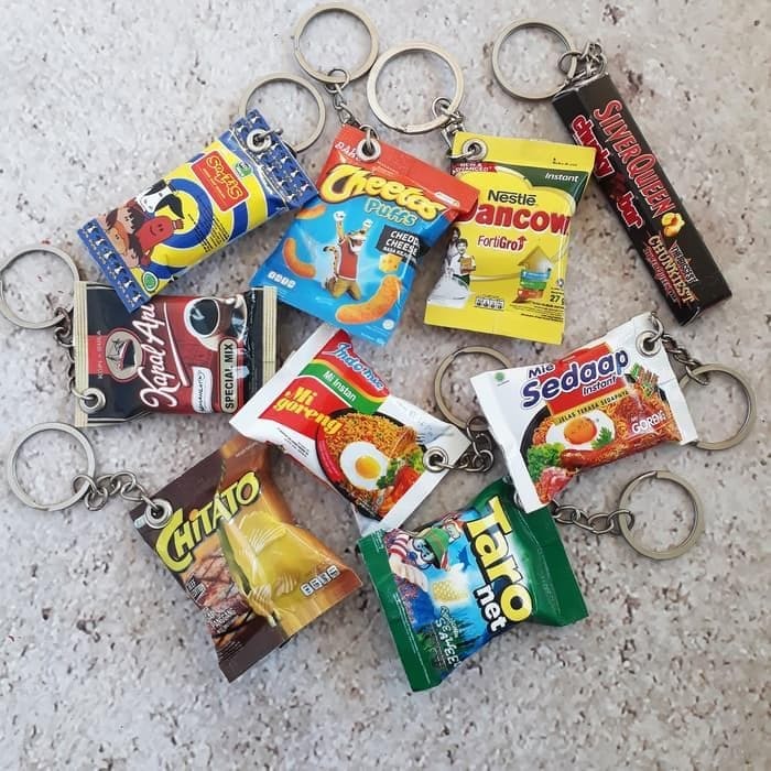 GROSIR MAINAN 10pcs Gantungan Kunci mini Snack Ciki coklat mie kopi  miniatur snack lucu snack mainan unik SOUVENIR PERNIKAHAN ATAU ULANG TAHUN