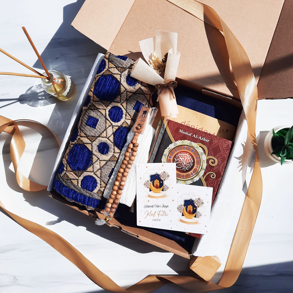 Jual HADIAH GIFTBOX SET PERLENGKAP SHOLAT KADO SAJADAH SARUNG AL QURAN ...