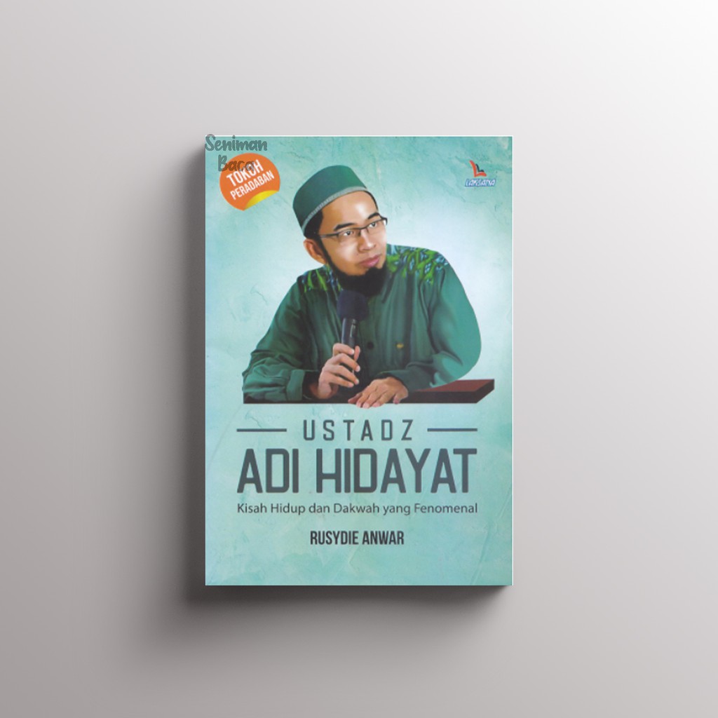 Ustadz Adi Hidayat dengan pakaian keagamaan dan alat peraga ceramah