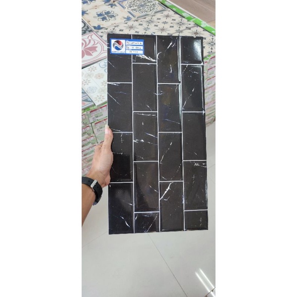 Jual Keramik Dinding 25x50 Lambardy Black Uno Kw1 Glossy Shopee