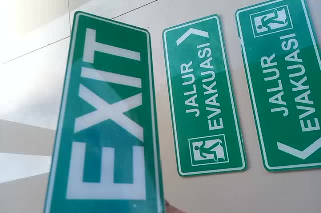 Jual sign jalur evakuasi akrilik papan rambu - rambu exit titik kumpul ...