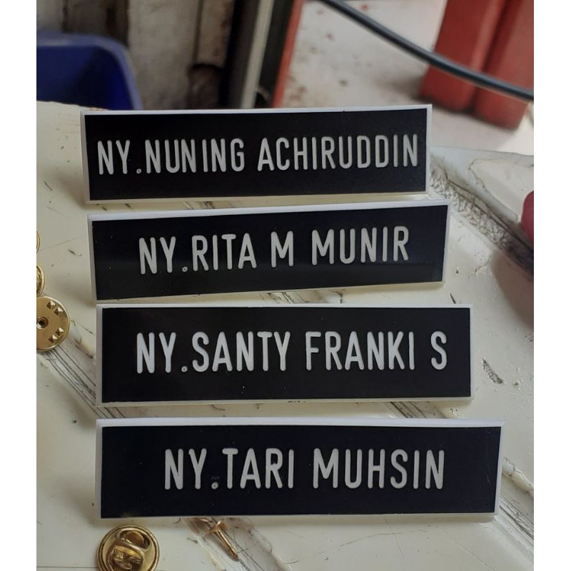 Jual papan nama dada-name tag hitam putih paku | Shopee Indonesia