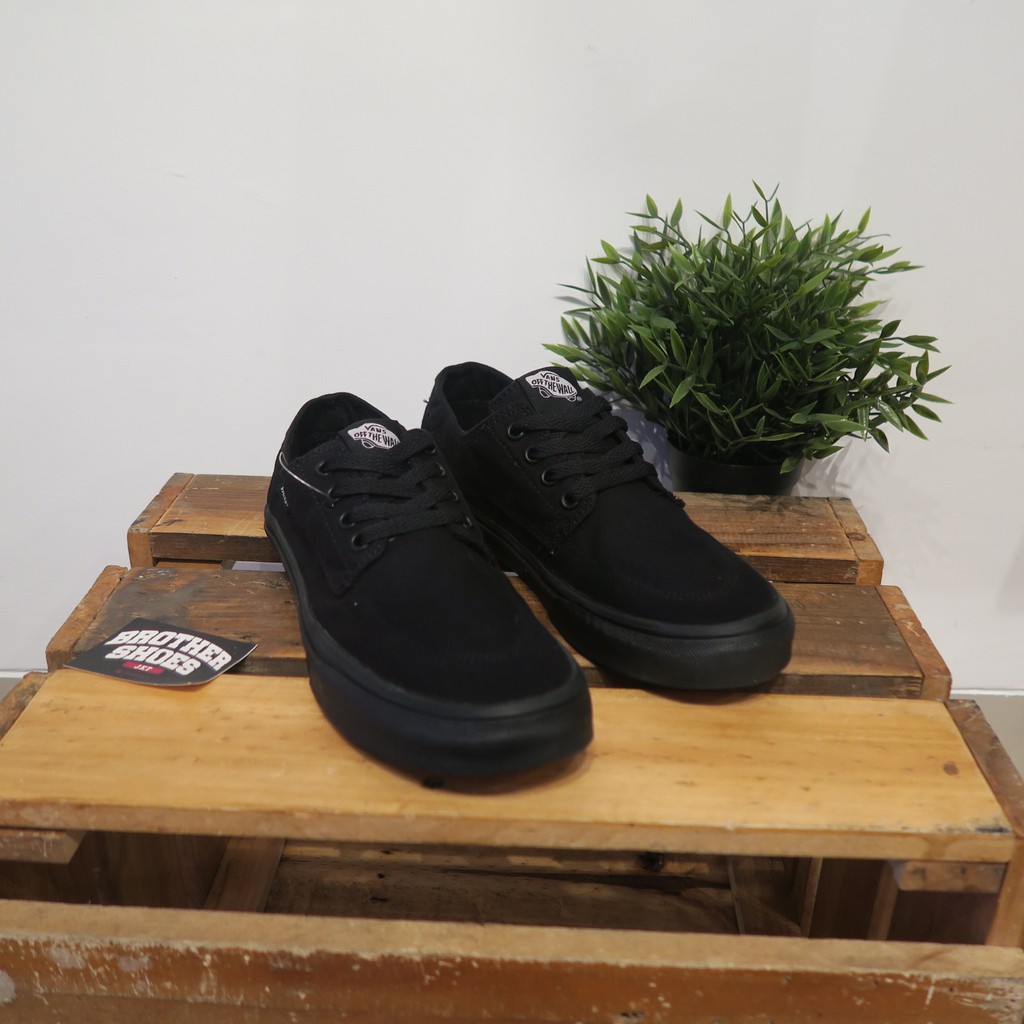 Vans brigata hotsell all black