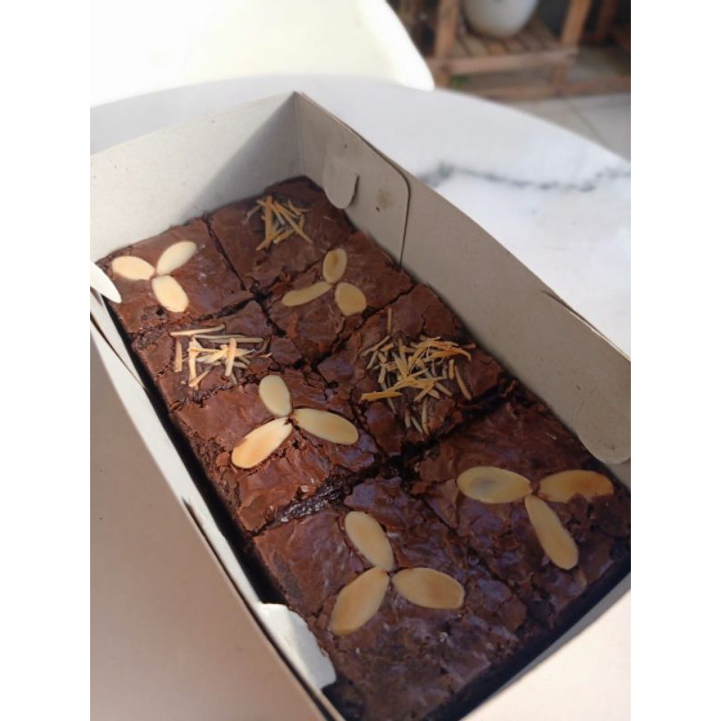 Jual Kue Brownies Fudgy Panggang Enak Bronies Premium Topping Almond Keju Shopee Indonesia