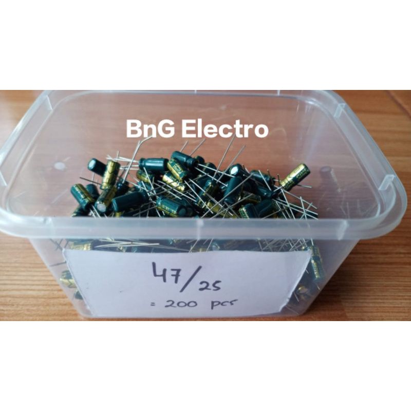 100 Condensatori Elettrolitici 47uF 25V 105&deg;C &ndash; 5x7mm Radiale In Alluminio