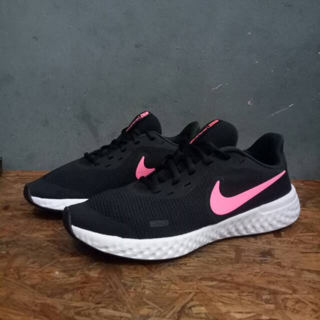 sepatu nike revolution 5