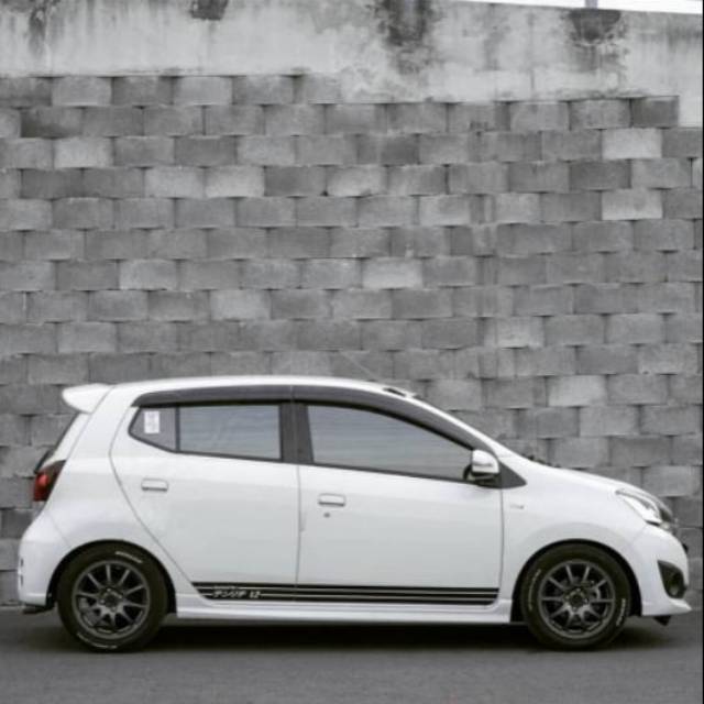 Agya Putih Stiker Hitam Decal: Ekspresi Diri di Atas Roda