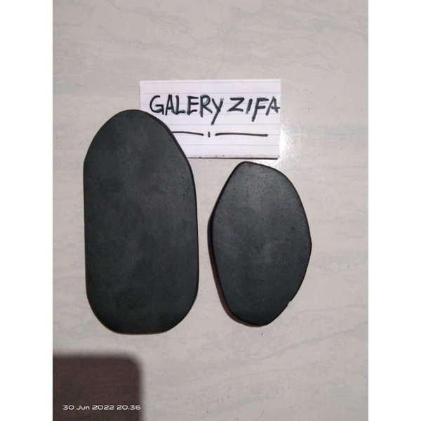 staf toko emas sedang memeriksa batu putih