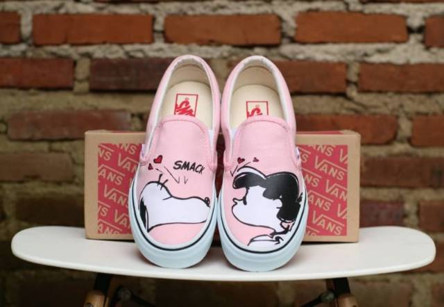 Jual Sepatu PEANUTS x Vans Classic Slip On Snoopy and Lucy Smack Pearl Pink White BNIB Original Premium Shopee Indonesia