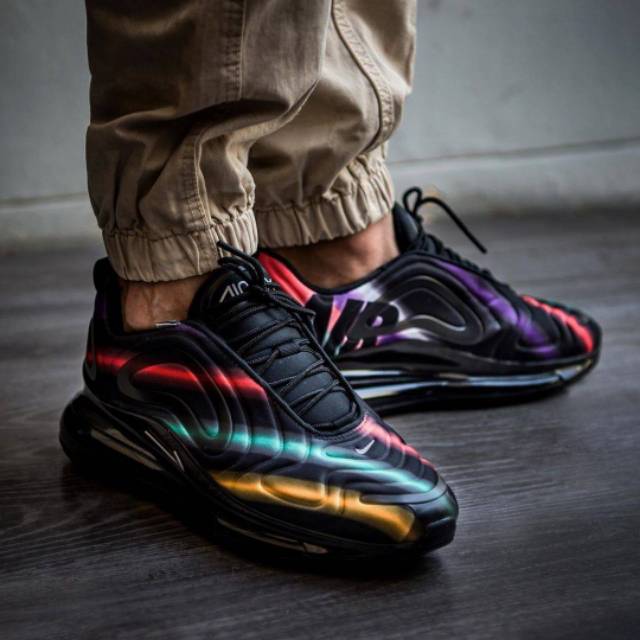 Nike air max 720 black best sale neon streaks