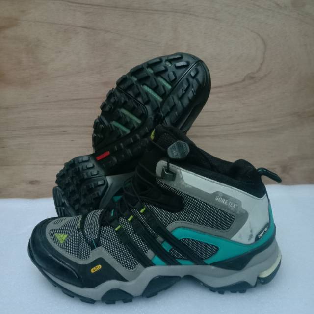 Sepatu gunung 2025 adidas goretex
