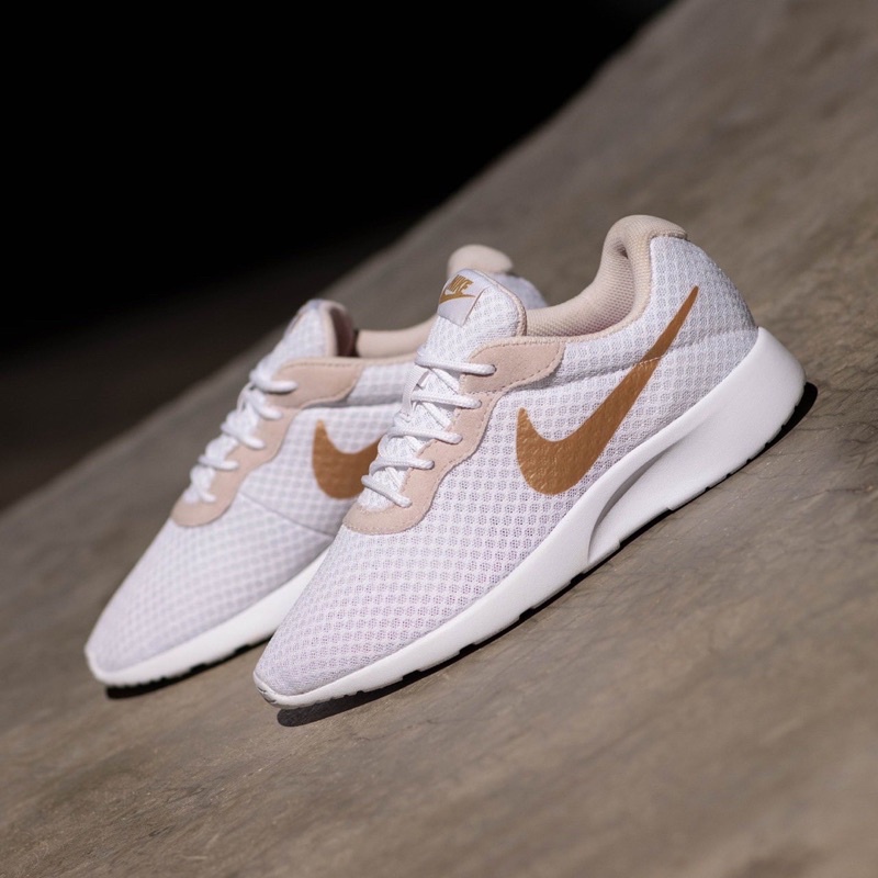 Nike tanjun sale peach gold