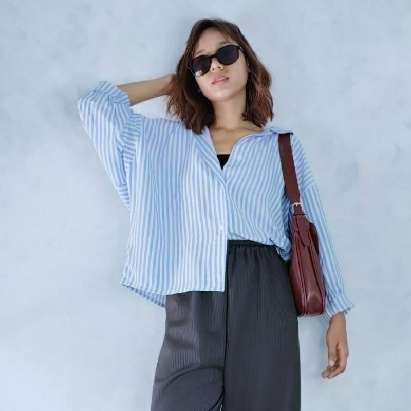 Details Wide Placket Kemeja Wanita main image 0