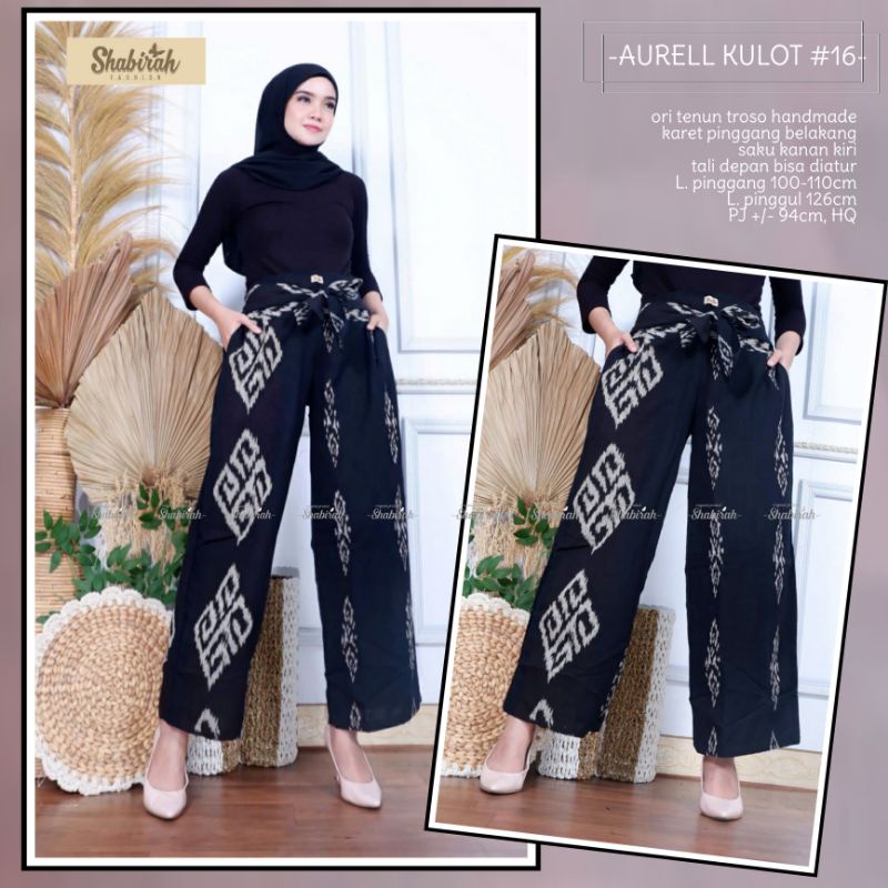 U etagini kotarib, oq külotlarini korsatdi.