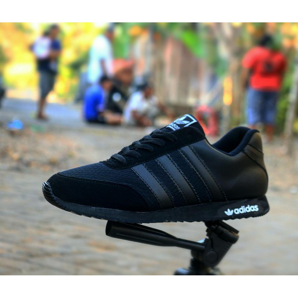 Foto sepatu 2025 adidas hitam polos