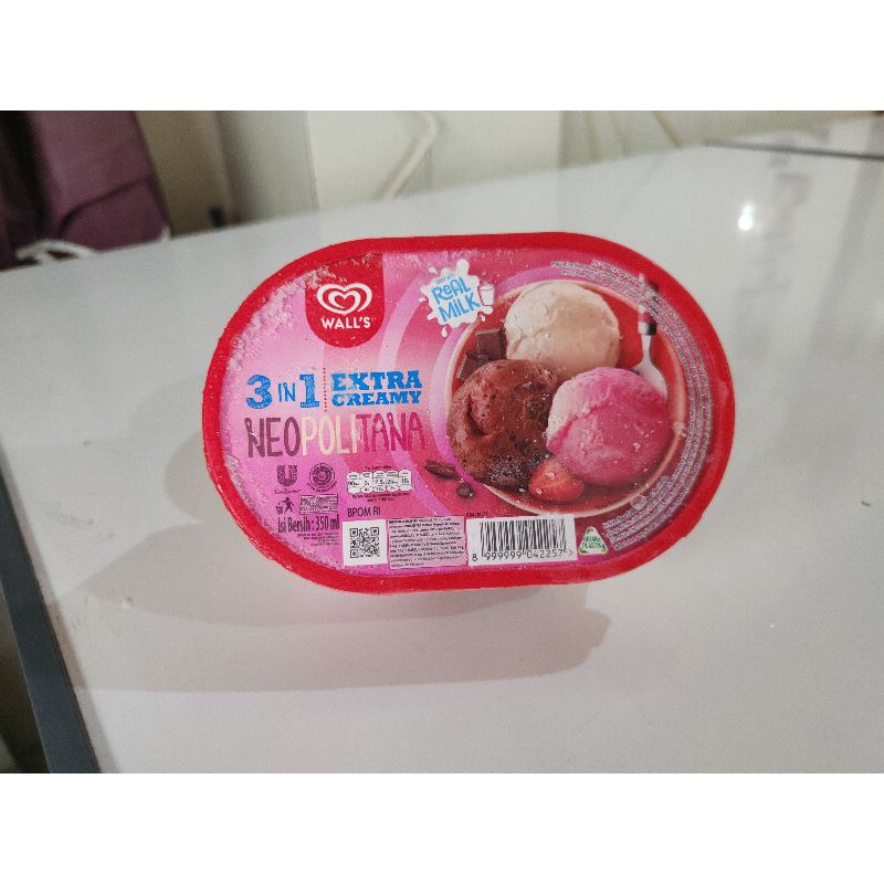 Jual Ice Cream Wall&amp;#39;s Extra Creamy 3 in 1 Neopolitana Es Krim | Shopee ...