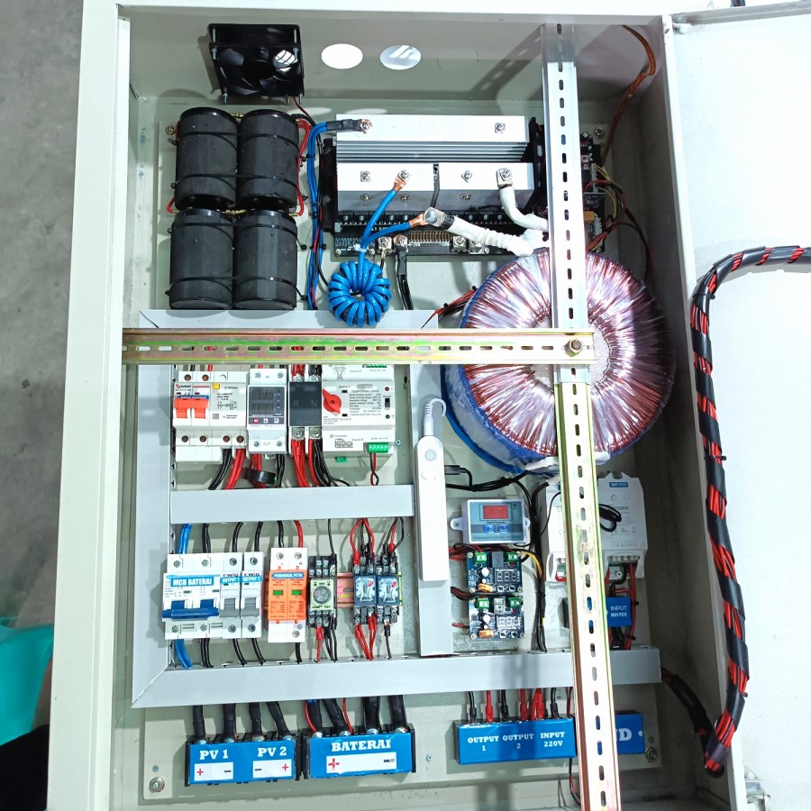 Jual box panel PLTS panel surya solar panel hybird 7000w epever 100A ...