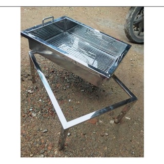 Proses penggorengan ayam dalam wajan besi