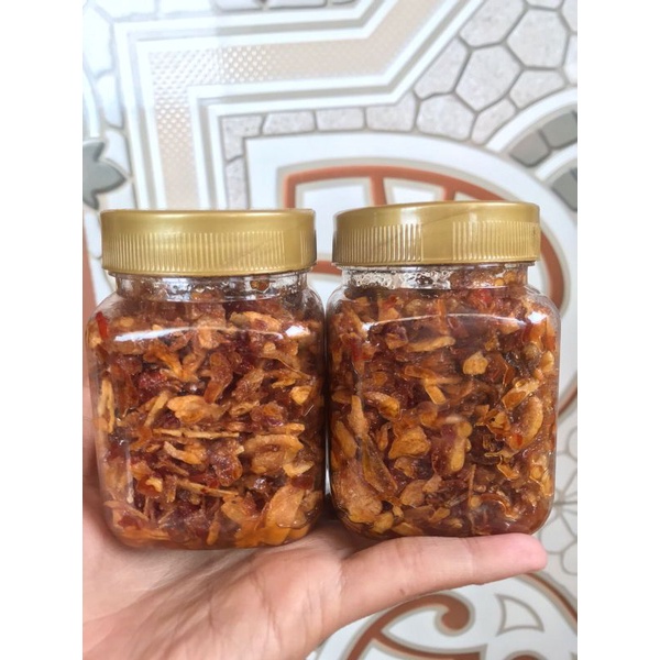 Proses tumisan bahan sambal Embe dalam wajan