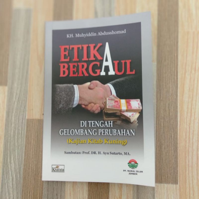 Jual ETIKA BERGAUL DI TENGAH GELOMBANG PERUBAHAN - KH. Muhyiddin ...