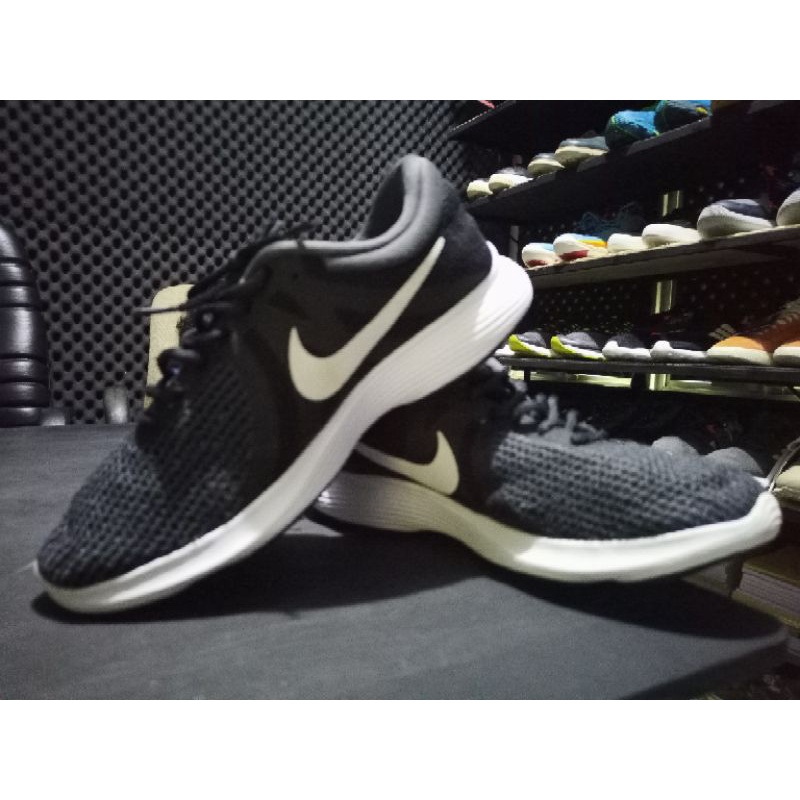 Nike revolution best sale 4 harga