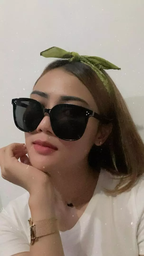 Detail lensa gelap peredam silau dan kontur dudukan hidung menyatu