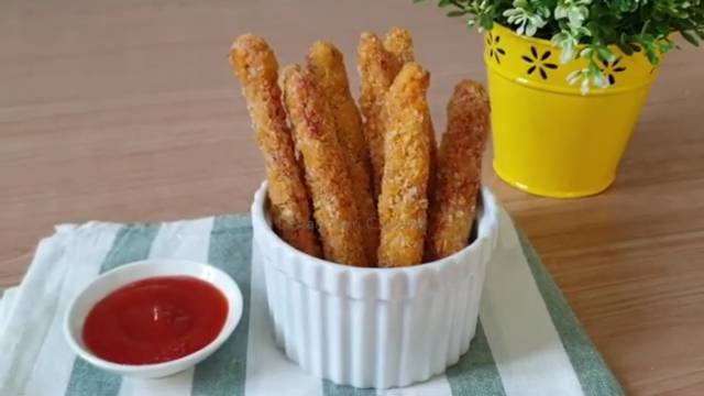 Sosis crispy renyah di luar dan gurih di dalam, disajikan dengan saus sambal atau mayones