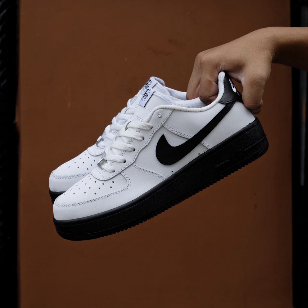 Jual Sepatu Pria Nike Air Force 1 White Black Sole Black Sneakers ...